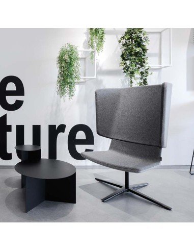 Deux fauteuils acoustiques TWIST&SIT avec dossier haut et base étoile noire dans un espace lounge design