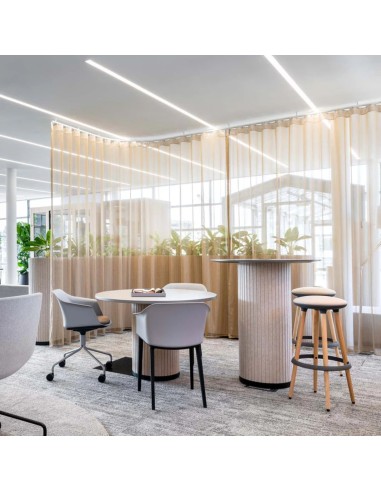 Espace lounge avec tables PARTHOS de différentes hauteurs – ambiance travail moderne