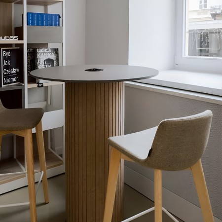 Coin bar équipé d’une table haute PARTHOS – piètement gainé en feutre PET beige