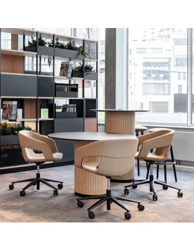 réunion cosy avec tables PARTHOS et fauteuils pivotants – bureaux contemporains