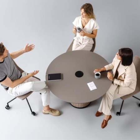 table PARTHOS ronde – ambiance professionnelle cosy avec colonne gainée de feutre PET