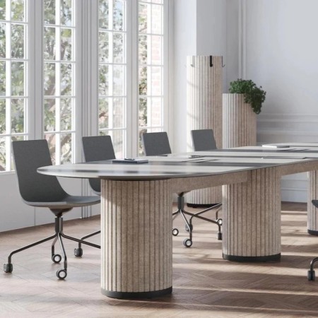 Table PARTHOS en bois clair avec chaises noires dans salle de réunion