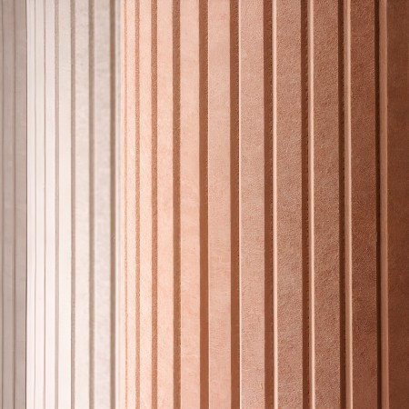 feutre PET nervuré des colonnes PARTHOS – finition acoustique texturée aux tons naturel