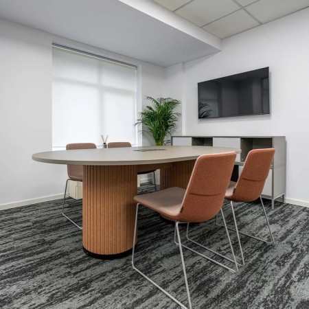 Petite salle de réunion avec table PARTHOS et chaises orange modernes