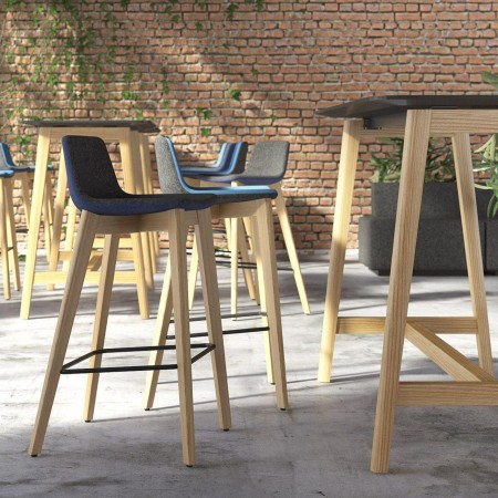 Tabouret haut 64 cm avec assise tissu gris clair et piètement bois naturel – TWIST&SIT 2