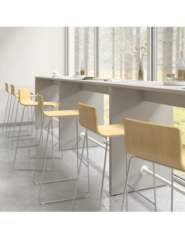 Tabourets hauts en bois Moon Wood devant table allongée et grande baie vitrée