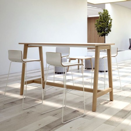 Chaises hautes en bois clair et piétement blanc MOON WOOD pour comptoirs
