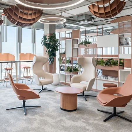 Table basse PARTHOS dans un espace lumineux open-space