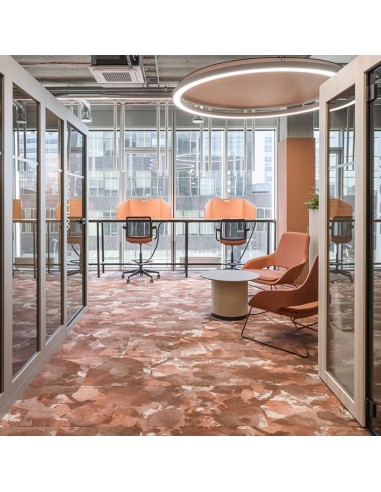 Table basse PARTHOS à côté des bureaux, open-space lumineux