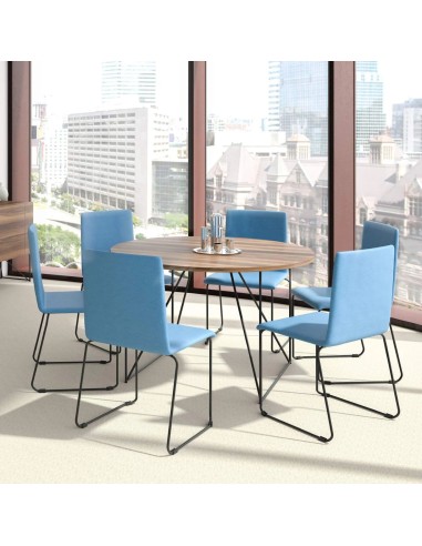 Sièges de réunion MOON bleus autour d'une table en bois