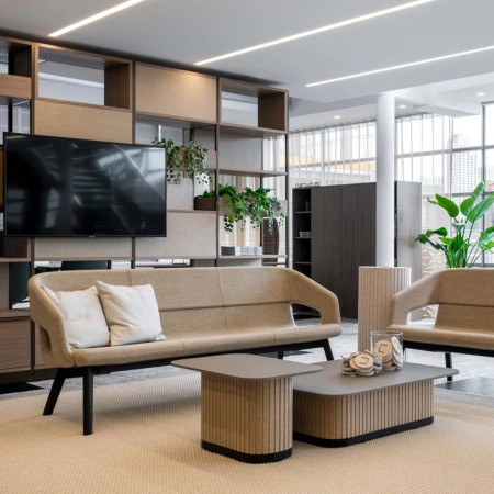 Canapé lounge 3 places piètement bois – TWIST&SIT Soft