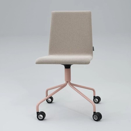 Chaise Moon tapissée bleue avec piètement noir sur roulettes pour bureau 2