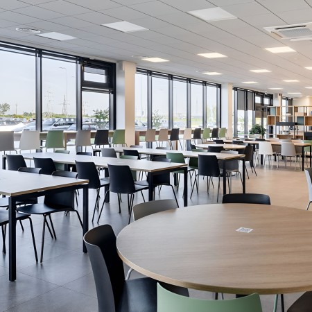 Chaises Polytone-L en salle de pause d'entreprise, cafétaria