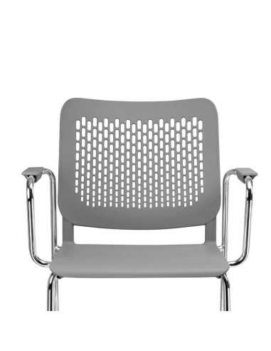 Chaise grise en plastique avec dossier ajouré