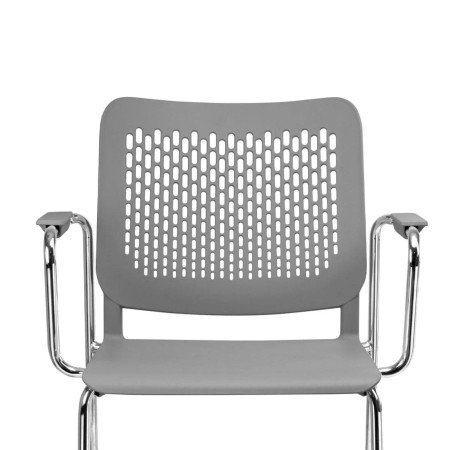 Chaise grise en plastique avec dossier ajouré