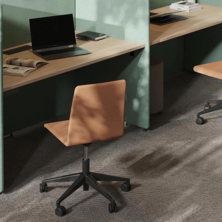 Chaise de bureau en tissu orange dans un bureau moderne – Moon