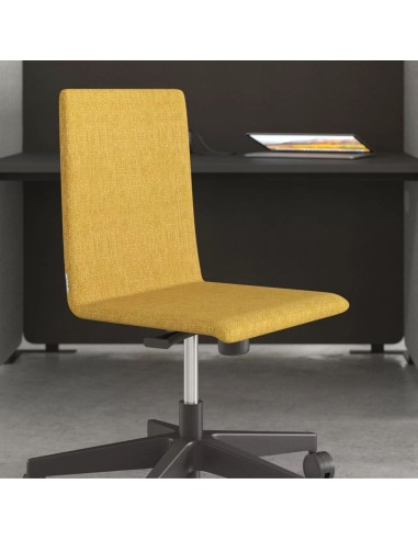 Chaise de bureau en tissu jaune avec base noire sur roulettes, positionnée devant un bureau avec tablette intégrée.