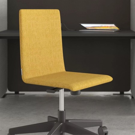 Chaise de bureau en tissu jaune avec base noire sur roulettes, positionnée devant un bureau avec tablette intégrée.