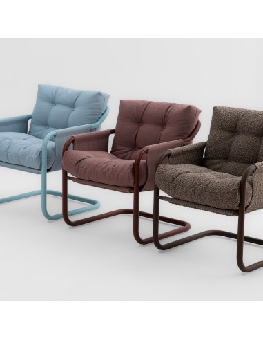 Trois chaises Barbara en tissu marron, bleu et violet dans un salon moderne – Barbara