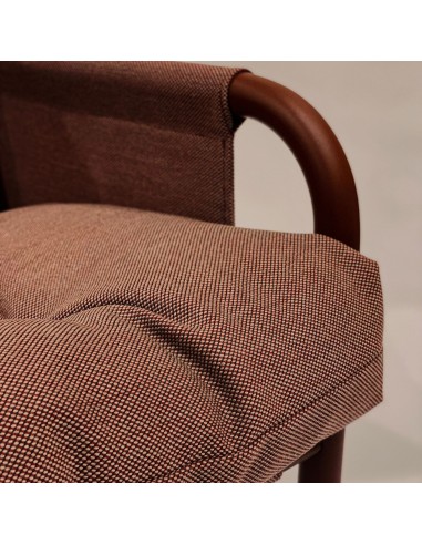 Zoom sur l’accoudoir et le dossier en tissu marron de la chaise Barbara – Barbara