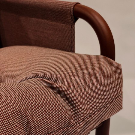 Zoom sur l’accoudoir et le dossier en tissu marron de la chaise Barbara – Barbara