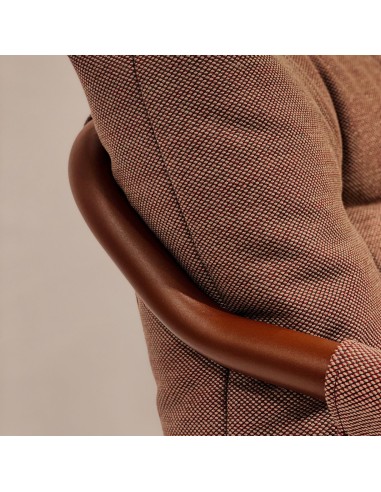 Zoom sur l’accoudoir et le dossier en tissu bleu clair de la chaise Barbara – Barbara