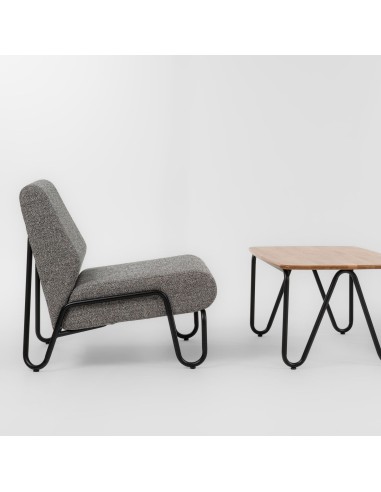 Fauteuil Clip en tissu gris, mis en situation avec table basse en bois – Clip
