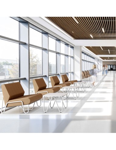 Fauteuil Clip en tissu gris installé dans un espace d’accueil moderne et lumineux – Clip