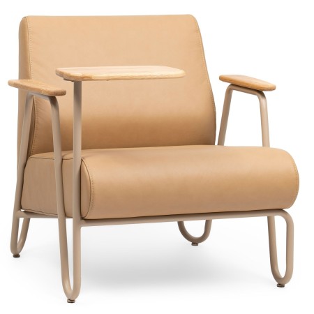Fauteuil Clip en cuir camel, vue de trois quarts avant – Clip
