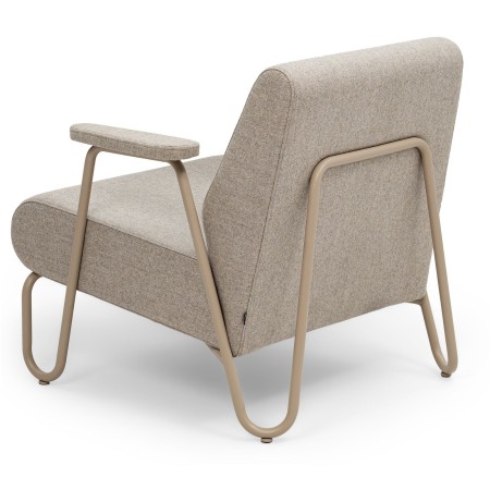 Fauteuil Clip en tissu gris clair avec accoudoirs bois, vue latérale gauche – Clip