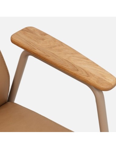 Vue rapprochée de l’accoudoir en bois du fauteuil Clip – Clip