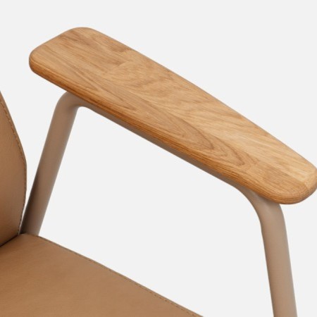 Vue rapprochée de l’accoudoir en bois du fauteuil Clip – Clip