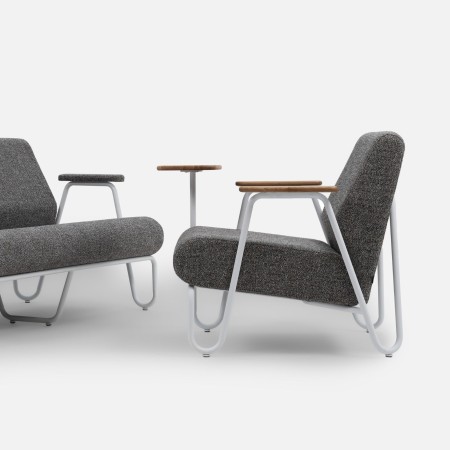 Deux fauteuils Clip en tissu gris autour d’une table basse design – Clip