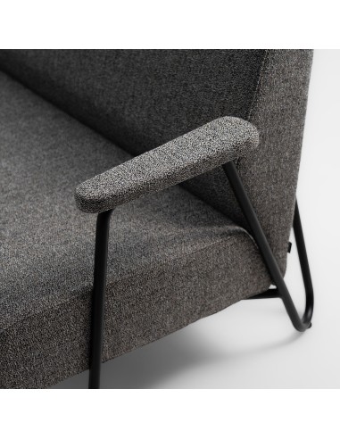 Détail du tissu gris et de l’accoudoir bois du fauteuil Clip – Clip