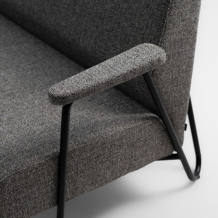 Détail du tissu gris et de l’accoudoir bois du fauteuil Clip – Clip