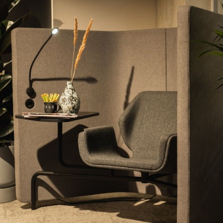 Fauteuil Booi Workstation en tissu gris, vue de trois quarts avant – Booi Workstation 2