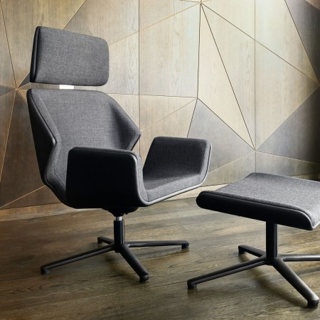 Fauteuil Booi Lounge en tissu gris avec repose-pieds assorti dans un intérieur moderne – Booi Lounge