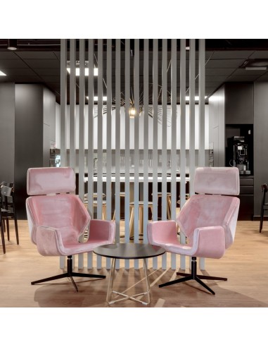 Fauteuils Booi Lounge roses autour d’une table basse dans un espace design – Booi Lounge