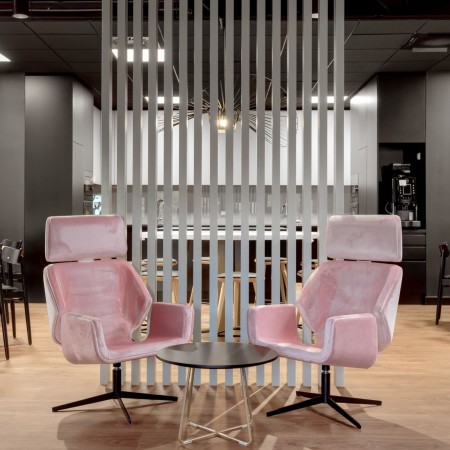 Fauteuils Booi Lounge roses autour d’une table basse dans un espace design – Booi Lounge