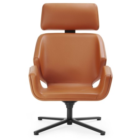 Fauteuil Booi Lounge en cuir camel avec repose-pieds assorti, vue de face – Booi Lounge