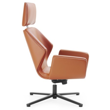 Fauteuil Booi Lounge en cuir camel avec repose-pieds assorti, vue latérale gauche – Booi Lounge