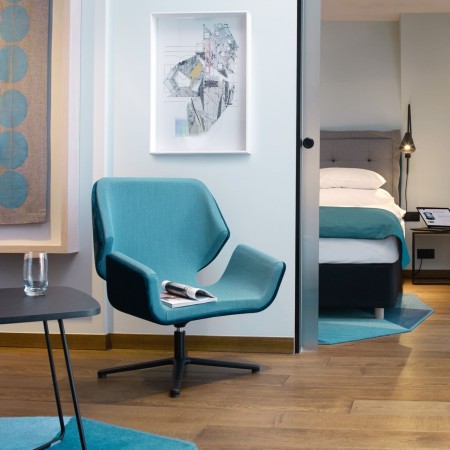 Fauteuil Booi Lounge en tissu bleu clair dans un salon moderne – Booi Lounge