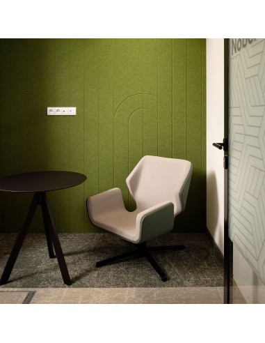 Fauteuil Booi Lounge en tissu beige avec repose-pieds assorti, accompagné d’une table d’appoint noire – Booi Lounge