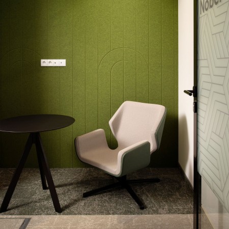 Fauteuil Booi Lounge en tissu beige avec repose-pieds assorti, accompagné d’une table d’appoint noire – Booi Lounge