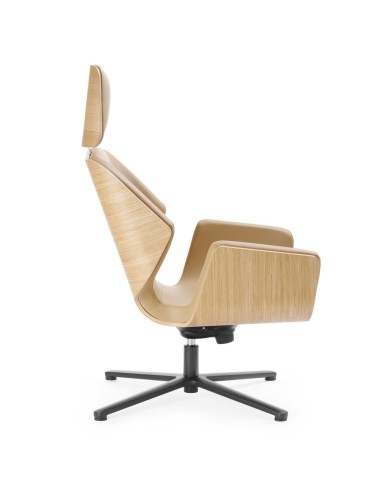 Fauteuil Booi Lounge en finition bois clair avec repose-pieds assorti, vue latérale gauche – Booi Lounge