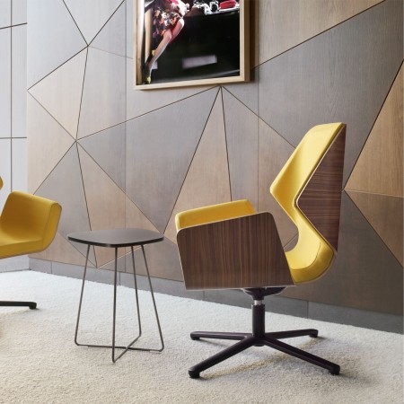 Deux fauteuils Booi Lounge jaunes dans un intérieur design – Booi Lounge