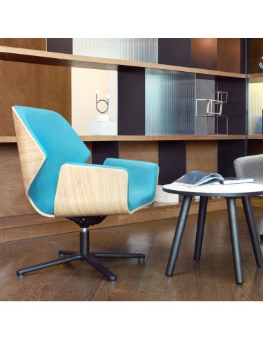 Fauteuil Booi Lounge en bois clair avec assise bleue dans un espace de réunion – Booi Lounge