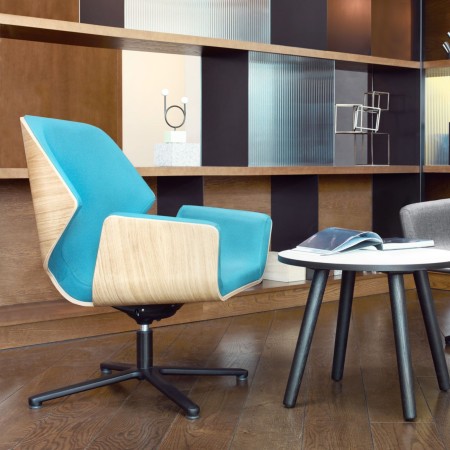 Fauteuil Booi Lounge en bois clair avec assise bleue dans un espace de réunion – Booi Lounge