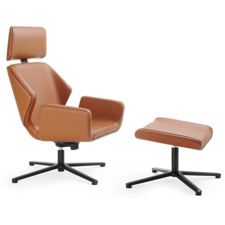 Fauteuil Booi Lounge en cuir camel avec repose-pieds assorti, vue d’ensemble – Booi