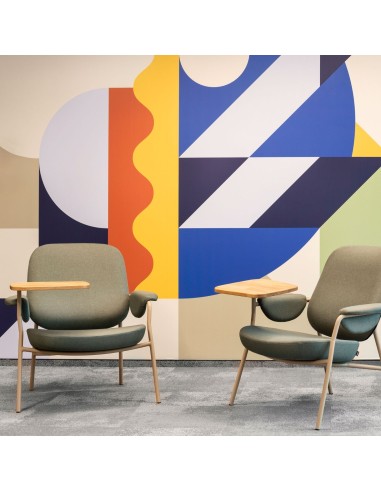 Fauteuil Epocc Lounge en tissu beige et bleu dans un espace coloré – Epocc Lounge